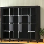 Ropero plegable de tela negra con estructura metálica, cuatro cuerpos organizadores y estantes ajustables, ideal para guardar ropa en espacios reducidos.
