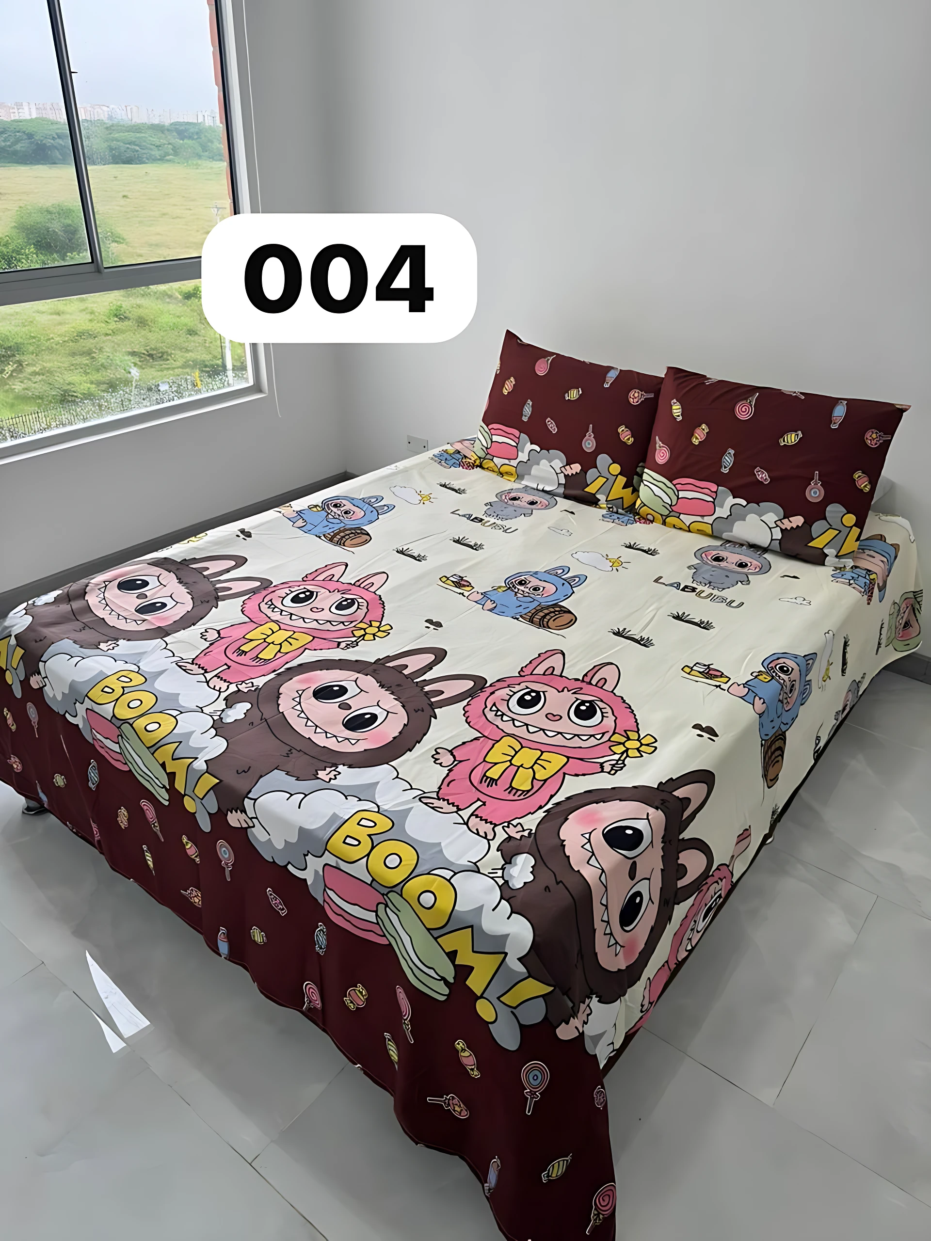 Sábanas infantiles estampadas con personajes de dibujos animados en cama sencilla, fondo blanco y detalles en rojo oscuro.