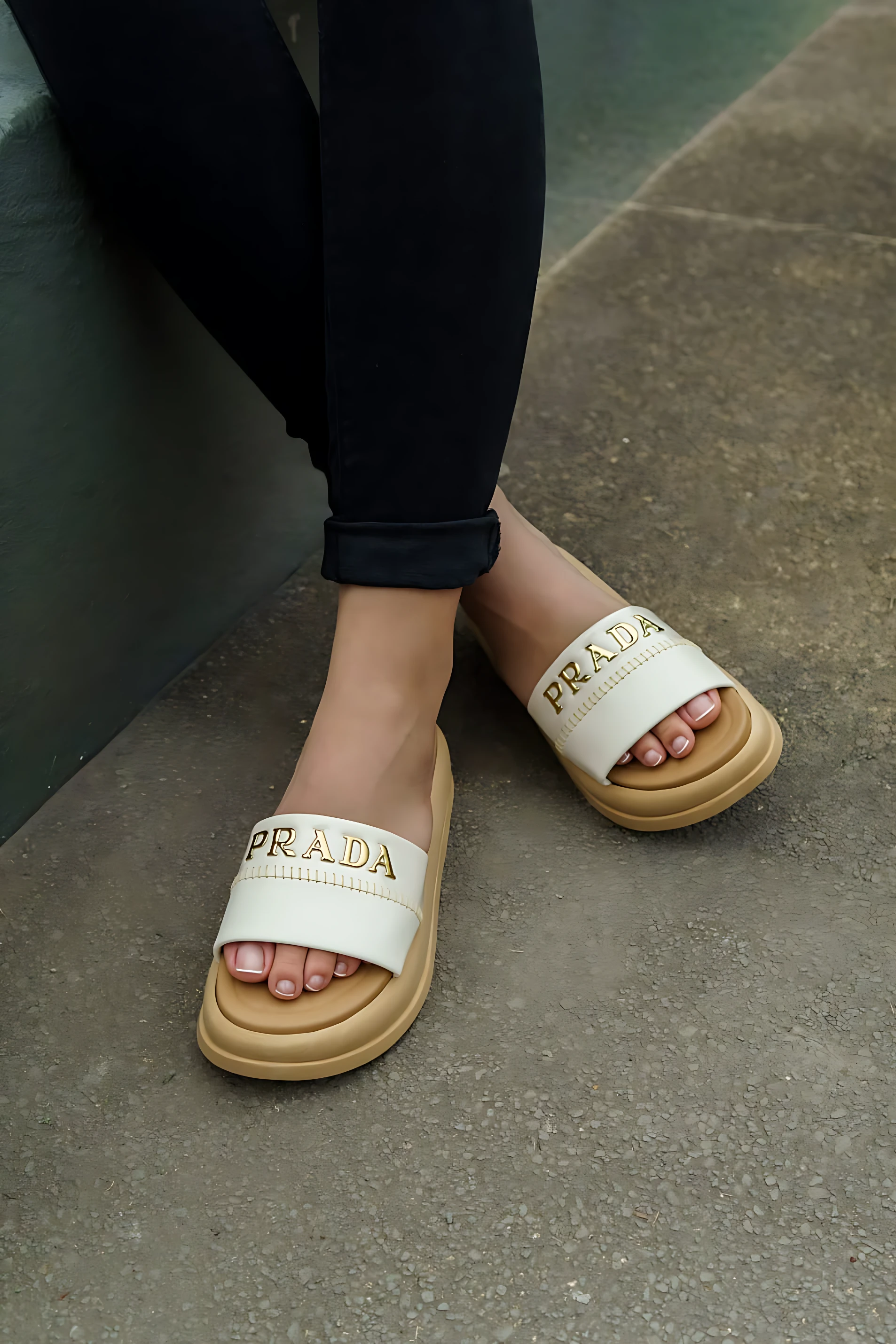 Sandalia Capella Prada en color crema con suela beige, vista desde arriba mostrando el logo dorado y el diseño de tiras anchas.