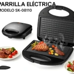 Parrilla eléctrica Sokany SK-08110 abierta mostrando carne y verduras cocinadas en placas ranuradas, junto con versión cerrada y platos de comida.