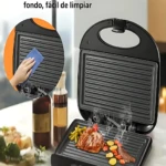 Sanduchera parrilla Sokany SK-08110 de 800W con placas ranuradas negras, mostrando carne y verduras cocinándose en su interior abierto.