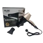 Secador de cabello Nube NB-2003 en color beige y negro, con boquilla concentradora y cable enrollado, junto a su caja que muestra tecnología de keratina.