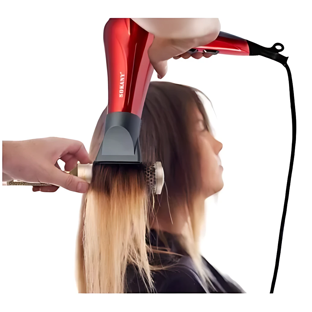 Secador de pelo Sokany rojo con boquilla concentradora, en uso para secar cabello largo y liso, con cepillo de peinar integrado.