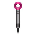 Secadora Dyson Supersonic en color rosa fucsia, vista frontal con mango metálico y cable visible.