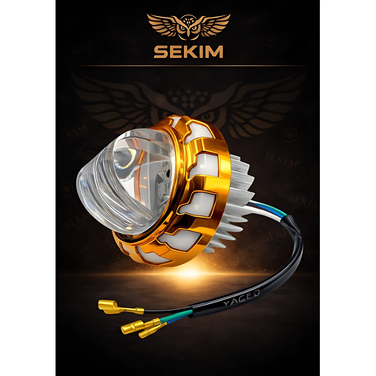 Luz LED Ojo de Diablo Sekim en color dorado con carcasa metálica y lente transparente, conectores amarillos y cable negro con marca visible.