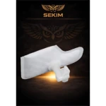 Filtro de combustible Sekim blanco, diseño ergonómico con textura ribeteada y base de montaje, sobre fondo oscuro con logo de marca.