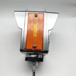 Semáforo LED para camiones con luz naranja fija y barrido, carcasa metálica cromada, visor texturizado y cable de conexión visible.
