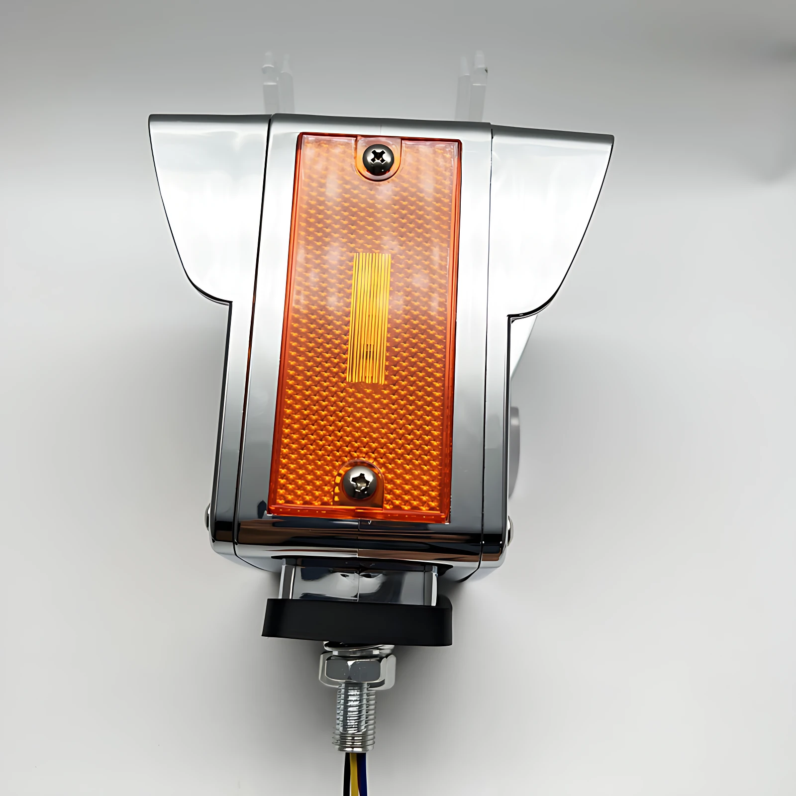 Semáforo LED para camiones con luz naranja fija y barrido, carcasa metálica cromada, visor texturizado y cable de conexión visible.