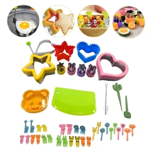 Set de 42 piezas de moldes cortadores de acero inoxidable en colores amarillo, rojo, azul, rosa y verde, con formas de estrella, corazón, huevo, oso y utensilios de cocina, ideales para decorar galletas y almuerzos escolares.
