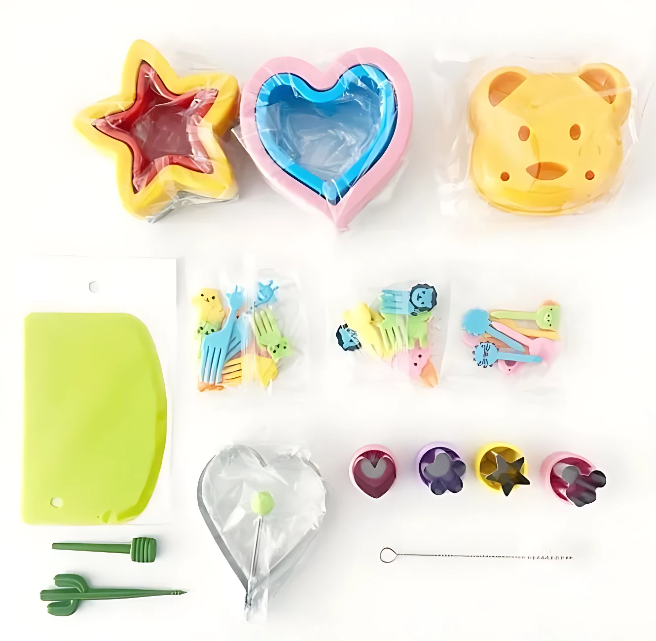 Set de moldes para galletas en acero inoxidable con formas de estrella, corazón y oso, junto con accesorios de decoración y cortadores adicionales.