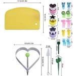 Set de moldes y cortadores de galletas en acero inoxidable, con formas de corazón, estrellas y personajes, junto a espátula amarilla de 13.5 cm, limpiador de 11.5 cm y pinzas de 8 cm.
