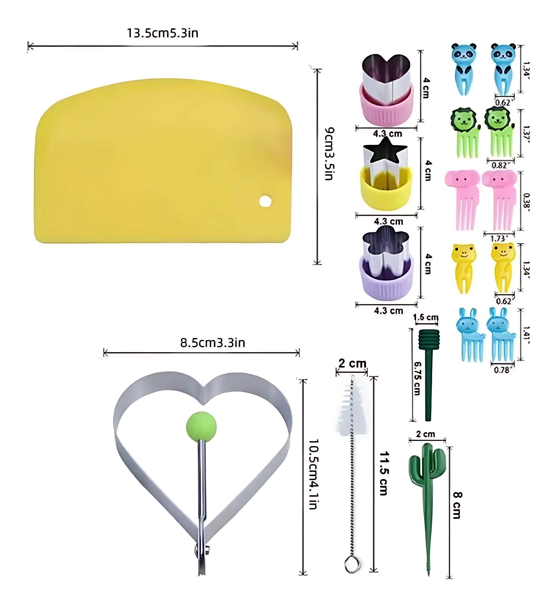 Set de moldes y cortadores de galletas en acero inoxidable, con formas de corazón, estrellas y personajes, junto a espátula amarilla de 13.5 cm, limpiador de 11.5 cm y pinzas de 8 cm.