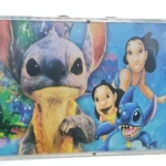 Maletín de aluminio con arte metálico de Lilo y Stitch, mostrando a los personajes principales en colores vibrantes sobre fondo azul.