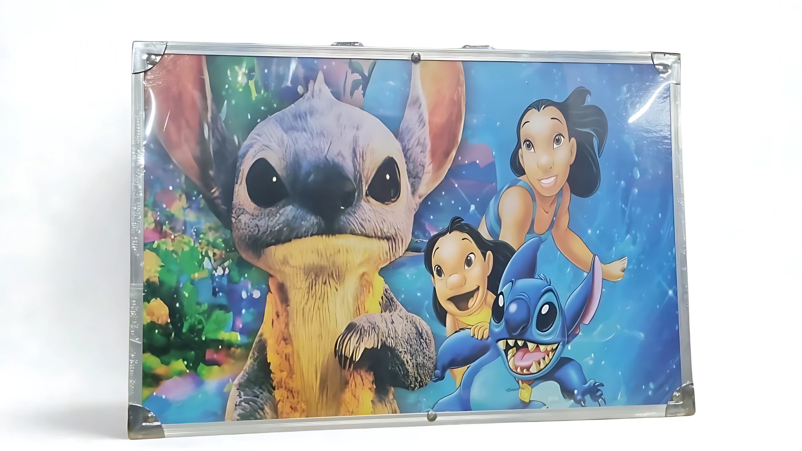 Maletín de aluminio con arte metálico de Lilo y Stitch, mostrando a los personajes principales en colores vibrantes sobre fondo azul.