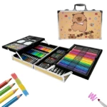 Maletín de aluminio con set de arte de 145 piezas, incluye acuarelas, lápices de colores, marcadores y pinceles organizados en compartimentos. Cubierta con diseño de oso capibara.