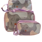 Set de tres bolsas cosméticas transparentes con asas en tonos rosa, diseñadas para organizar accesorios de aseo personal.