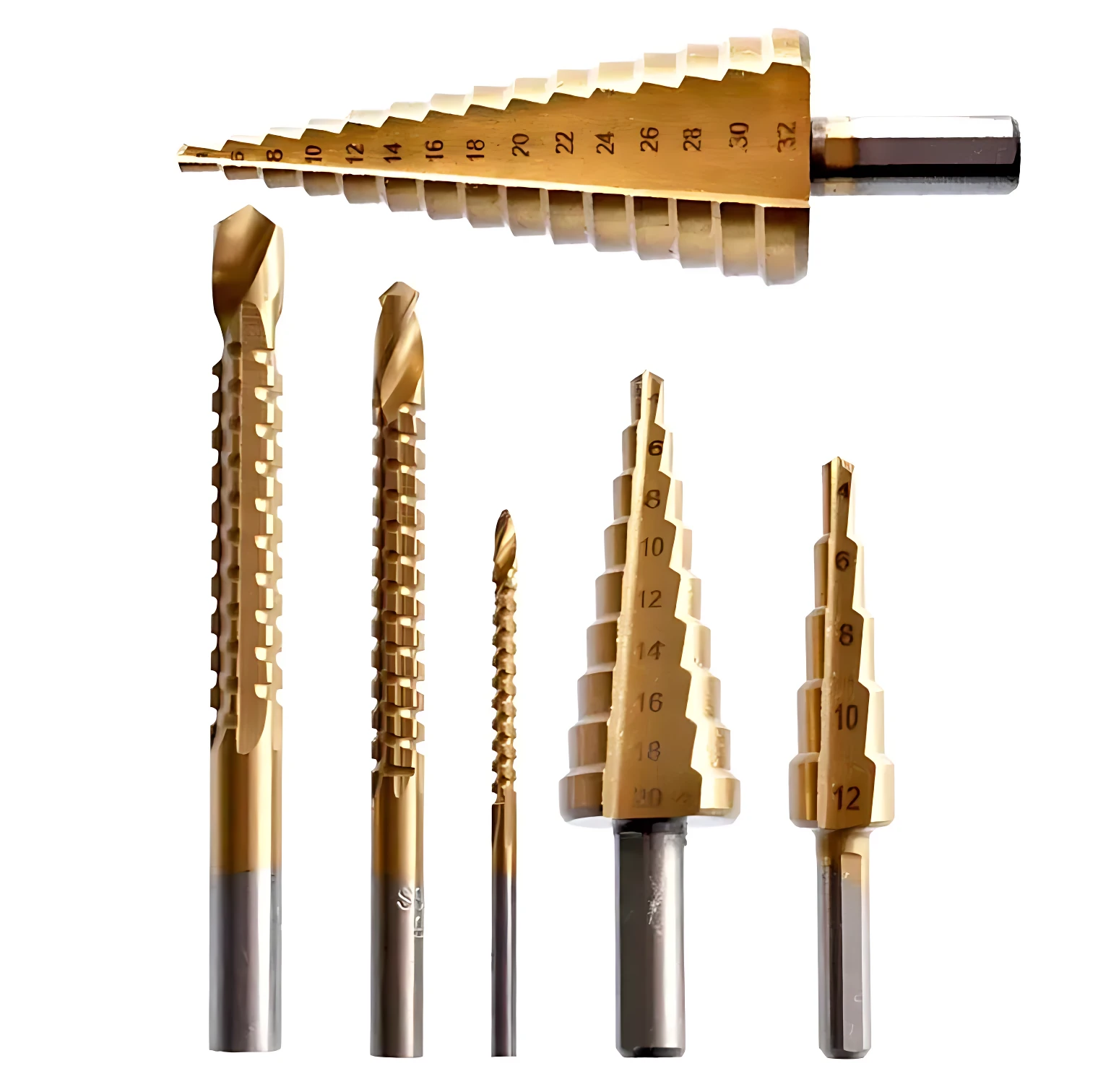 Conjunto de brocas de acero con recubrimiento de titanio en color dorado, incluyendo taladro helicoidal, broca de paso, broca de rosca y broca de expansión, con medidas visibles desde 6 hasta 32 mm.