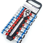 Llave de enchufe de 19 piezas en acero vanadio, con tamaños 1/4, 3/8 y 1/2, presentada en su empaque original con organizador negro y mangos azules y rojos.