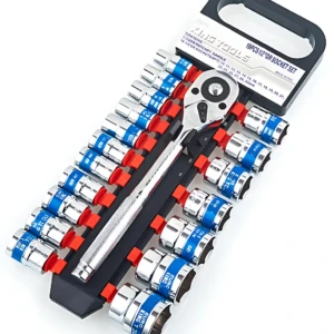 Llave de enchufe de 19 piezas en acero vanadio, con tamaños 1/4, 3/8 y 1/2, presentada en su empaque original con organizador negro y mangos azules y rojos.