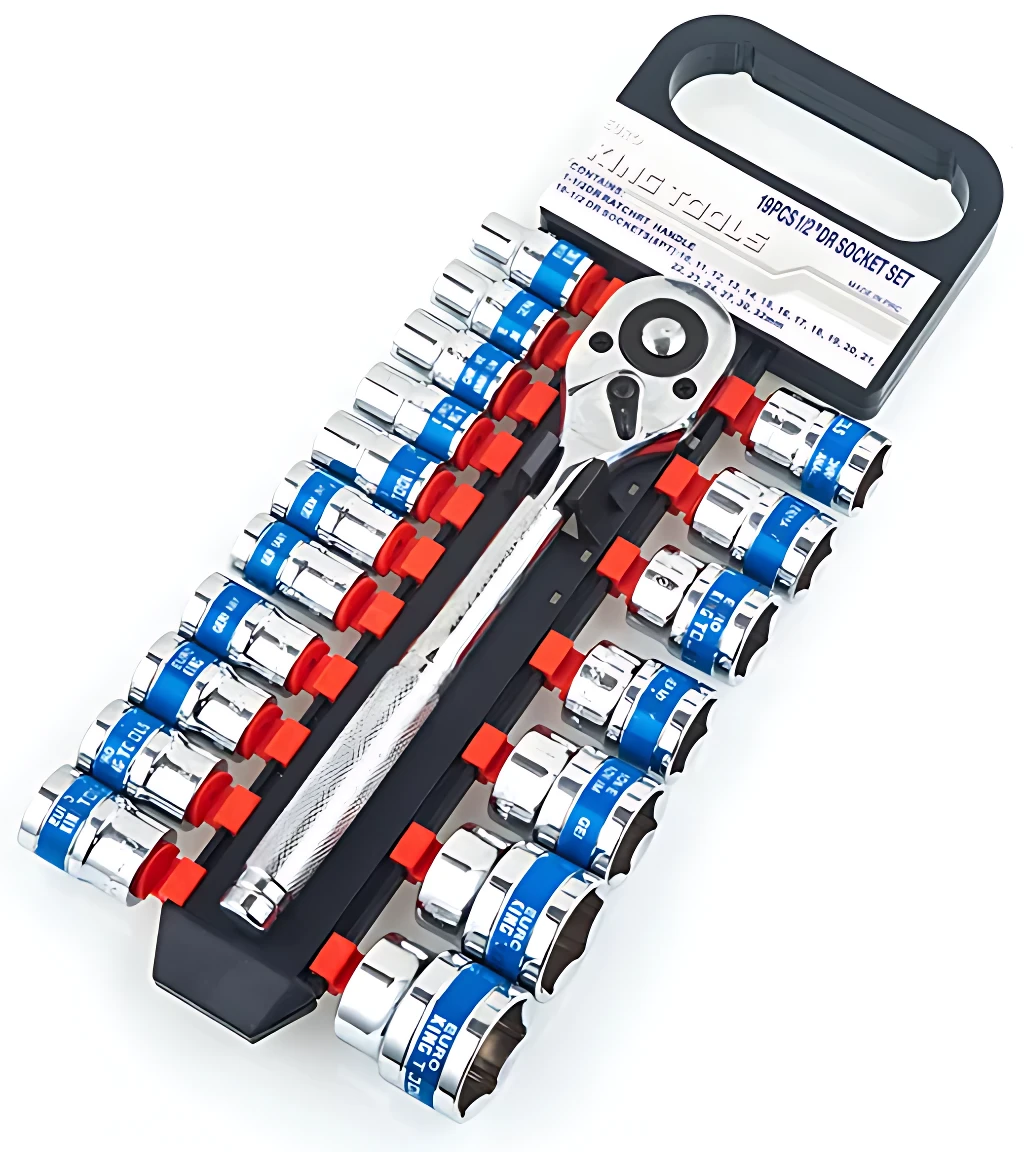 Llave de enchufe de 19 piezas en acero vanadio, con tamaños 1/4, 3/8 y 1/2, presentada en su empaque original con organizador negro y mangos azules y rojos.