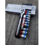Llave de impacto King Tools con juego de 12 enchufes en acero vanadio, presentada en caja original sobre superficie de madera.