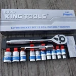 Set de llaves de enchufe Euro King Tools de 12 piezas en acero vanadio, con caja y llave de impacto plateada sobre superficie de madera.