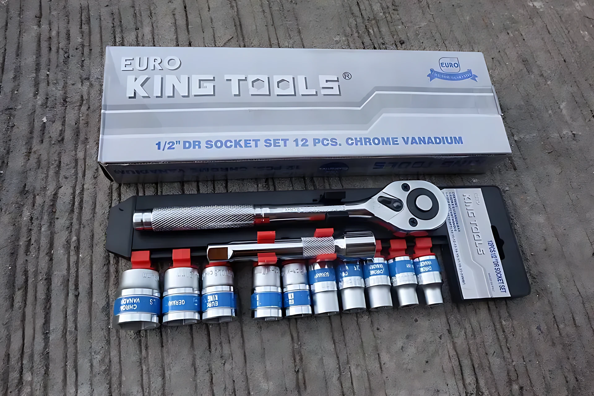 Set de llaves de enchufe Euro King Tools de 12 piezas en acero vanadio, con caja y llave de impacto plateada sobre superficie de madera.