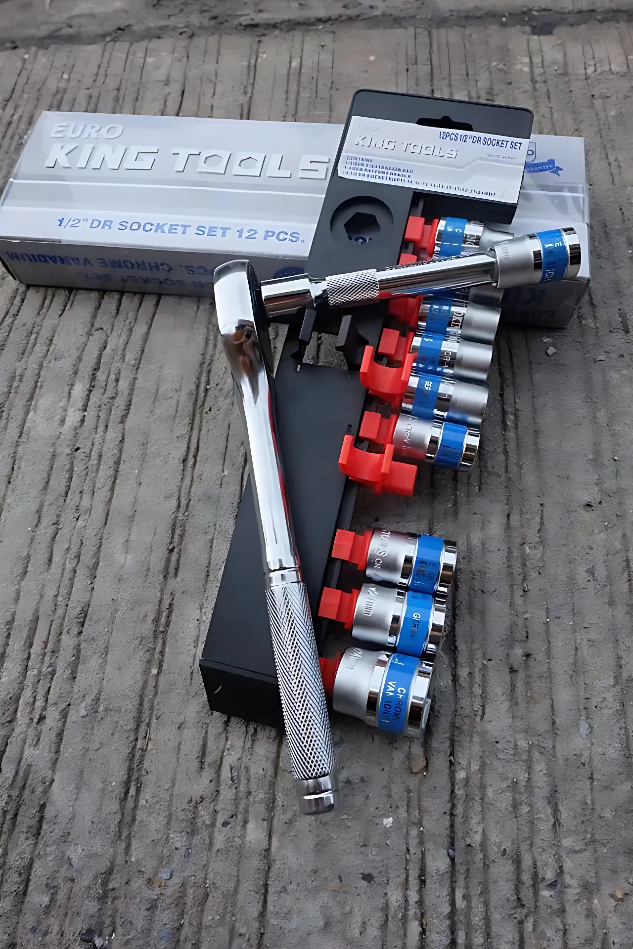 Llave de impacto King Tools con 12 enchufes en caja, sobre superficie de concreto.