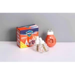 Pack de repelente eléctrico de enchufe sin humo en color naranja, con dos botellas de líquido y la unidad base con clavijas, junto a su caja original.