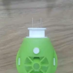 Repelente eléctrico de enchufe verde con diseño de insecto, sin humo, para eliminar mosquitos en interiores.