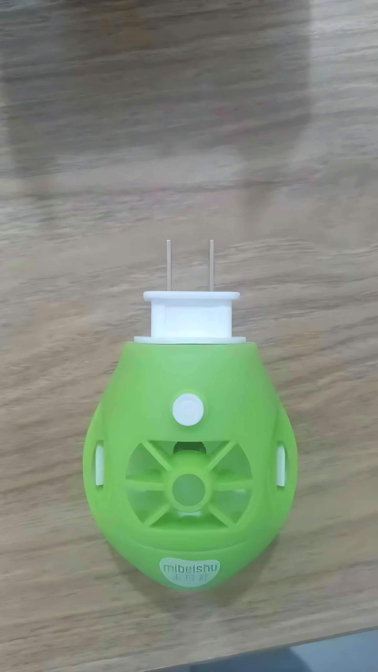 Repelente eléctrico de enchufe verde con diseño de insecto, sin humo, para eliminar mosquitos en interiores.
