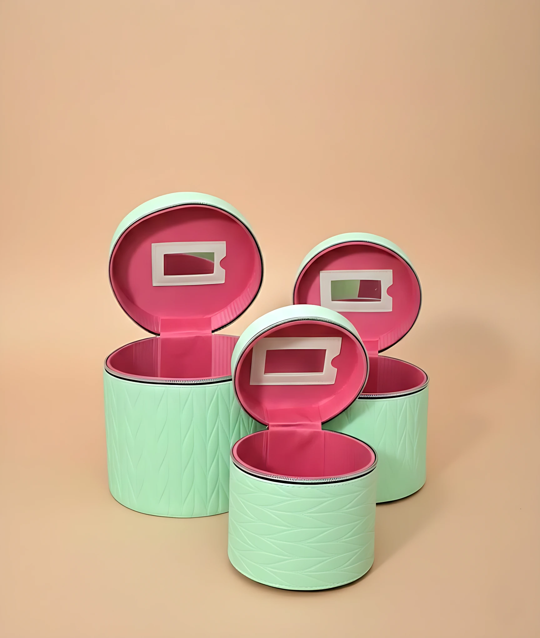 Set de tres neceseres circulares en verde menta con interior rosa y espejo integrado, ideales para maquillaje y viajes.