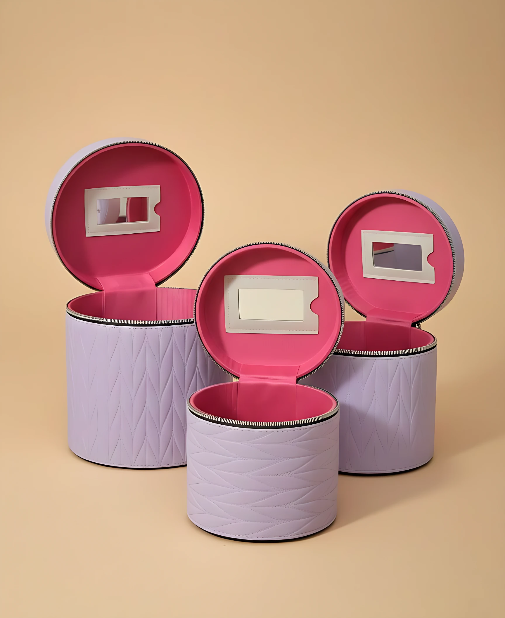 Set de tres neceseres circulares en lila con interior rosa y espejo integrado, ideales para maquillaje y viajes.