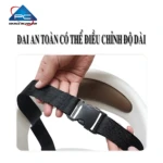 Arnés de seguridad negro para silla infantil delantera de scooter, con hebilla metálica y correa ajustable, mostrando mecanismo de regulación de longitud.