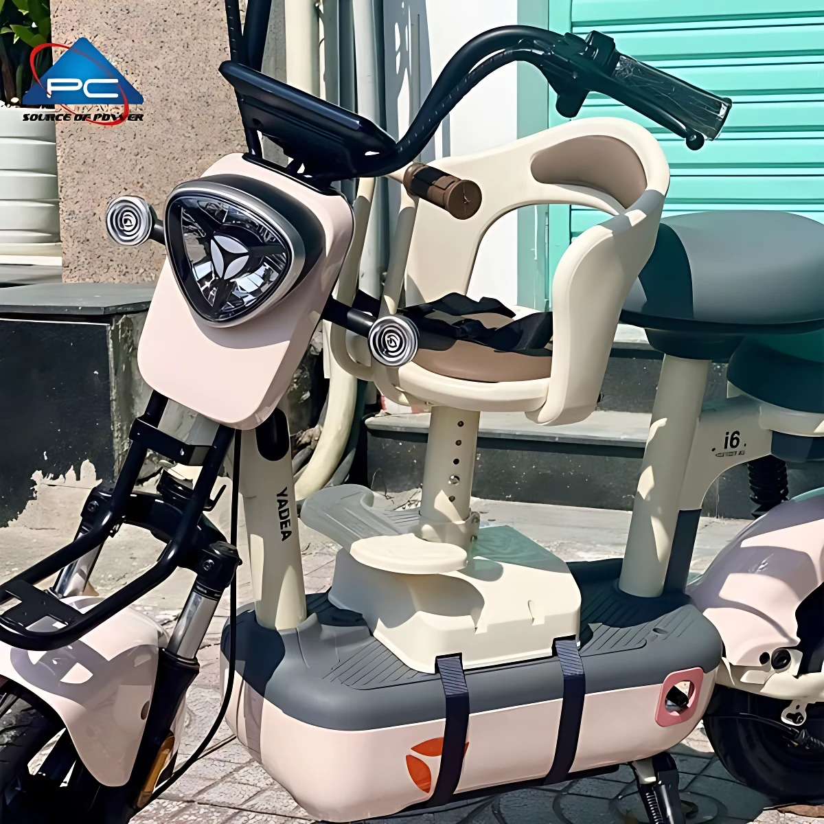 Silla infantil delantera beige con arnés ajustable, montada en scooter eléctrico de color crema, con asiento acolchado y soporte para pies.