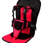 Silla de viaje para bebés en color rojo neón y negro, con respaldo reclinable y sistema de sujeción con correas ajustables.