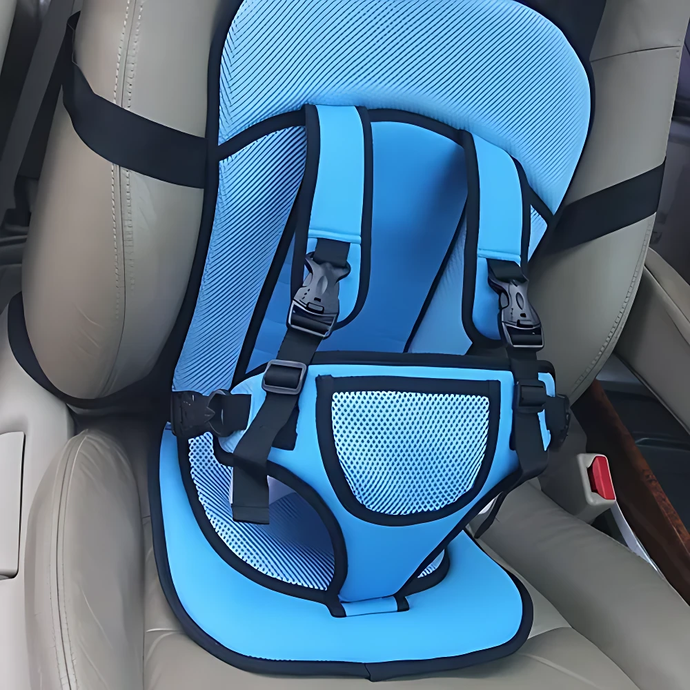 Silla de viaje para bebés en color azul claro con malla transpirable, arneses negros y base acolchada, instalada sobre asiento de coche beige.