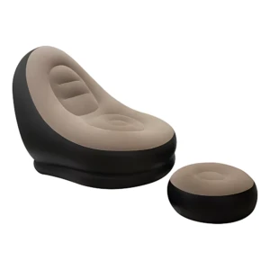 Sillón inflable ergonómico color beige y negro con reposapiés separado, ideal para interiores o piscina.