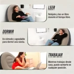 Sillón inflable ergonómico gris con reposapiés, mostrado en tres usos: lectura, siesta y trabajo desde casa, con mujer sentada en cada escena.