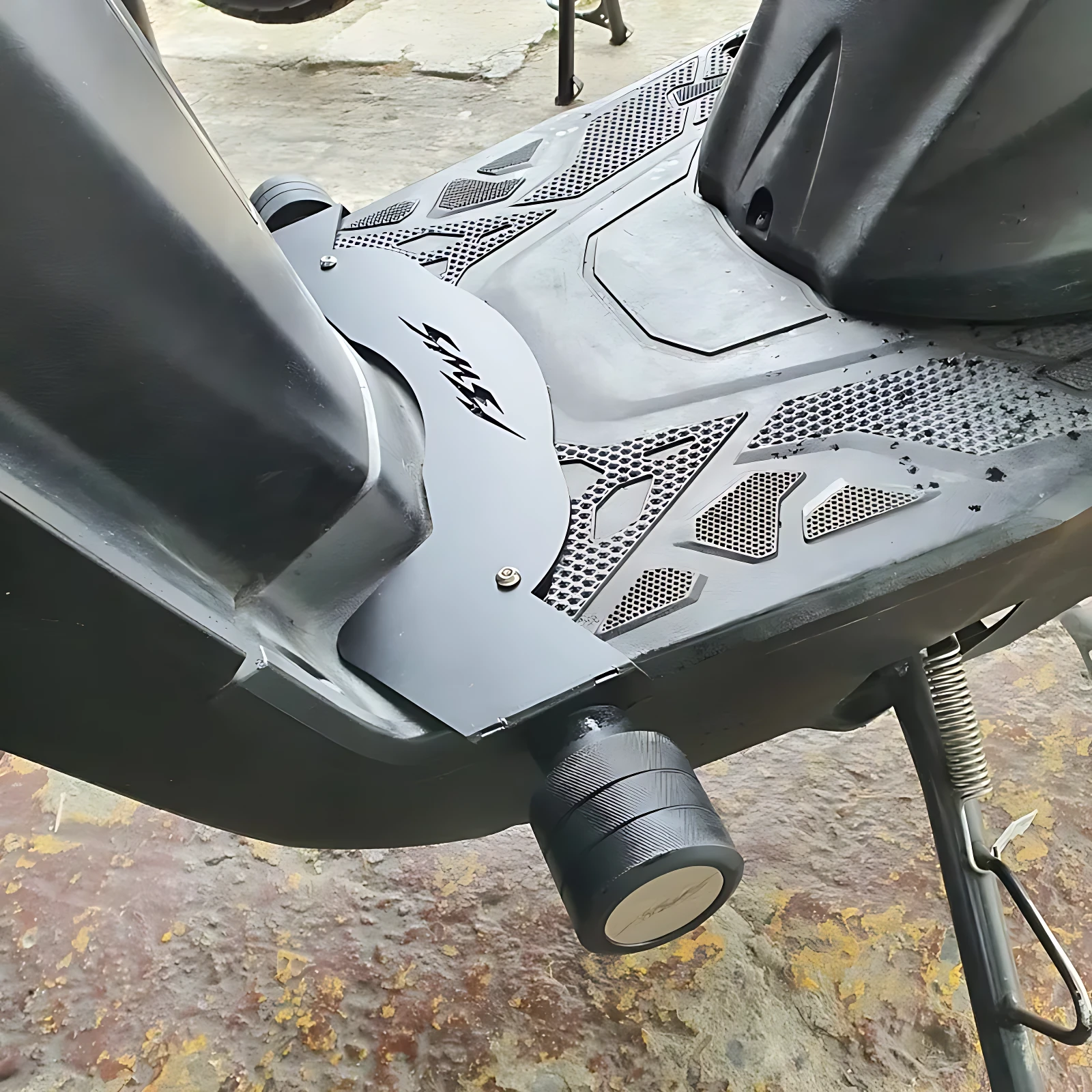 Slider BWS Fi Ref 1 acero inoxidable instalado en chasis de scooter, protege contra golpes y arañazos con acabado mate y diseño ergonómico.