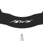 Slider BWS Fi Ref 1 en acero inoxidable, con acabado negro mate y logotipo blanco central, diseñado para proteger el chasis de golpes y arañazos. Incluye dos soportes laterales con terminales redondos y dos tornillos visibles en la parte inferior.