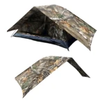 Sobre carpa impermeable en camuflaje con extensiones para anclar, mostrando vista frontal y lateral desplegada.
