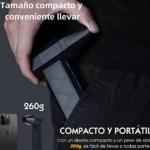 Soplador de mano portátil negro, compacto y ligero (260g), siendo insertado en bolsillo de pantalón oscuro. Incluye accesorio de tubo en esquina inferior izquierda.