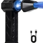 Soplador de mano portátil negro con efecto de luz azul en la boquilla, batería integrada y cable USB incluido.