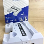 Soporte vertical PS5 en color blanco, con base para mando DualSense y ventilador integrado. Incluye estuche de transporte y cable USB.