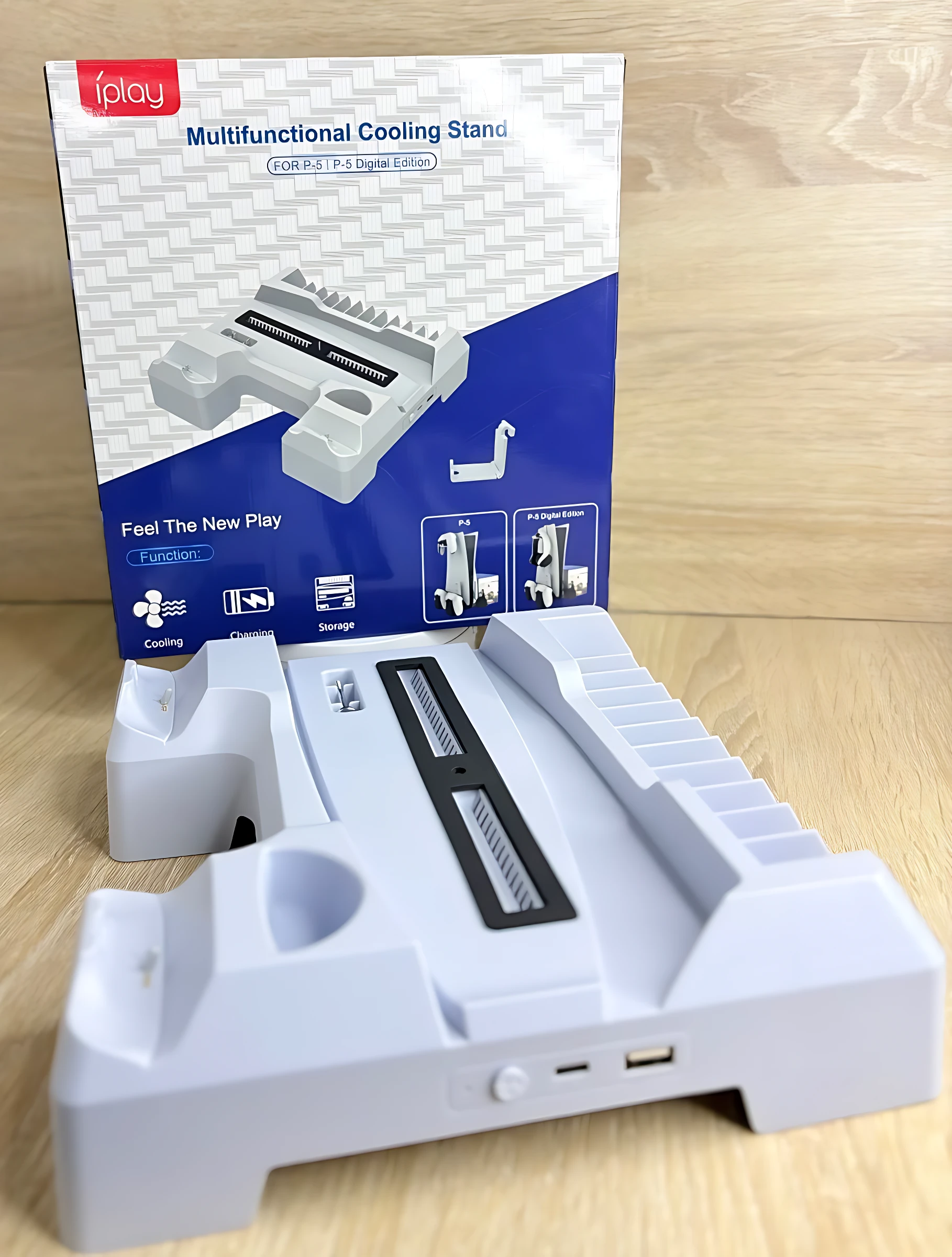 Soporte vertical PS5 en color blanco, con base para mando DualSense y ventilador integrado. Incluye estuche de transporte y cable USB.