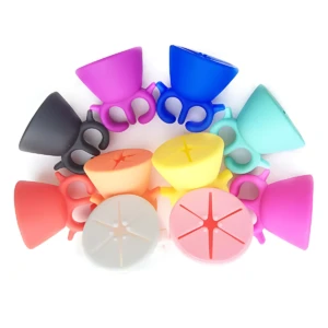 Set de tres soportes de silicona para esmaltes de uñas en colores vibrantes, organizados en forma de arco con tapas divisorias internas.