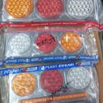 Regleta Stoptriple redonda con 92 LEDs, en presentación de tres colores: ámbar, rojo y blanco. Incluye regleta LED adicional. Ideal para señalización vial.