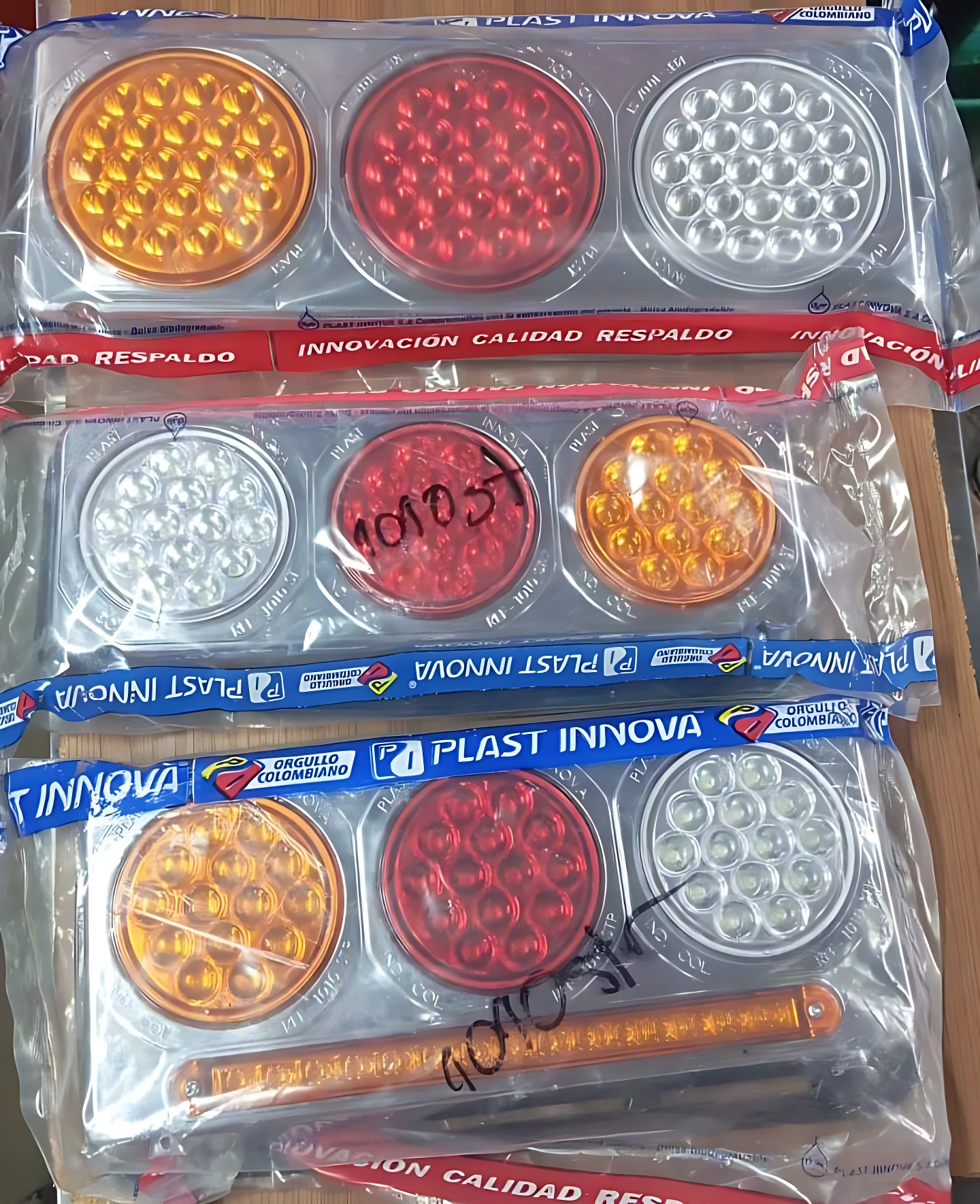 Regleta Stoptriple redonda con 92 LEDs, en presentación de tres colores: ámbar, rojo y blanco. Incluye regleta LED adicional. Ideal para señalización vial.
