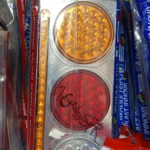 Regleta Stoptriple redonda con 92 LEDs: luz amarilla arriba, roja en medio y blanca abajo, en empaque transparente con marcas de agua.